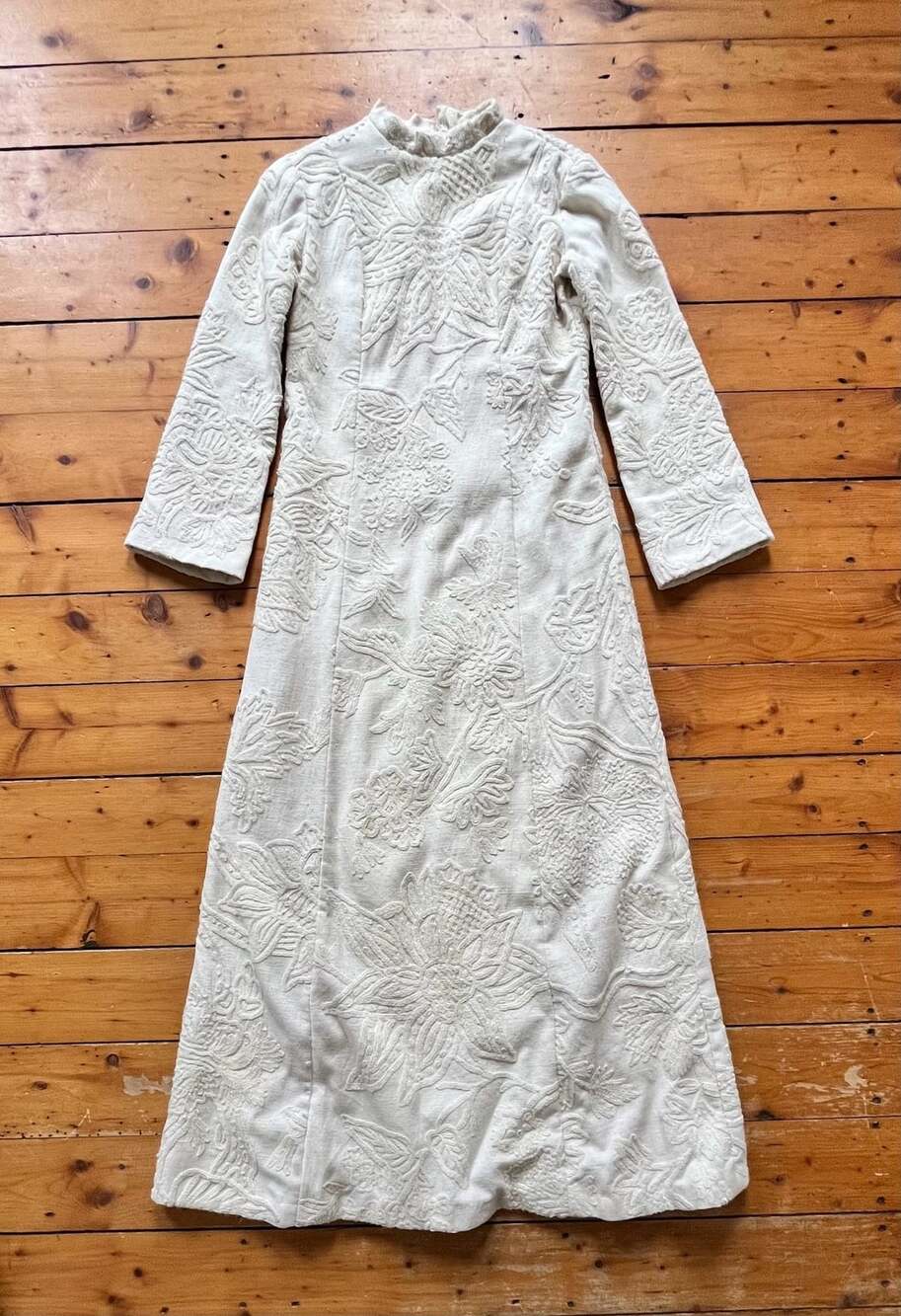 Vtg 70s Textured Mod Embroidered Long Sleeve Maxi Coat Dress Button Back XS